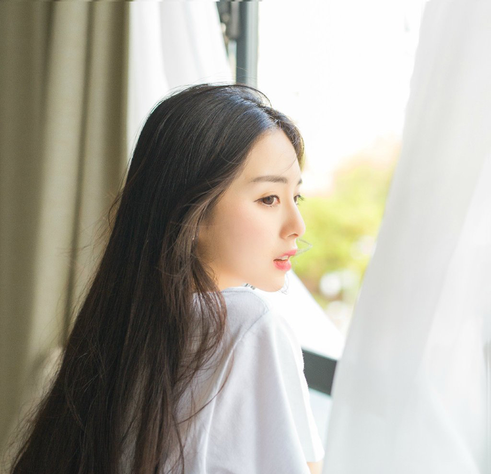 “是啊，请先生指一条明路。”众将也将目光看向庞统，此刻众将心中茫然无措，正是最容易动摇的时候，被卓扬这么一说，也下意识的将庞统当成了救星。